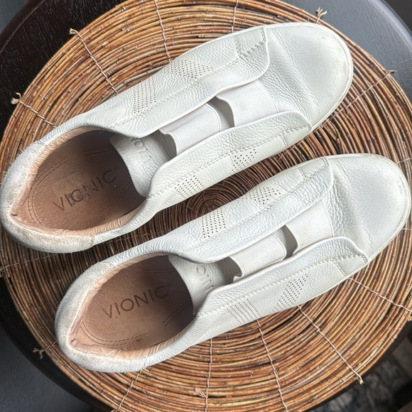 Vionic white slip on leather shoes, USA size 9.5 European size 42.5 - Picture 2 of 5